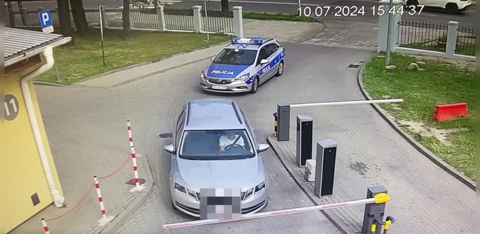 Tczew. Kobieta urodziła dziecko na tylnym siedzeniu. Potrzebna była eskorta [ZDJĘCIA].