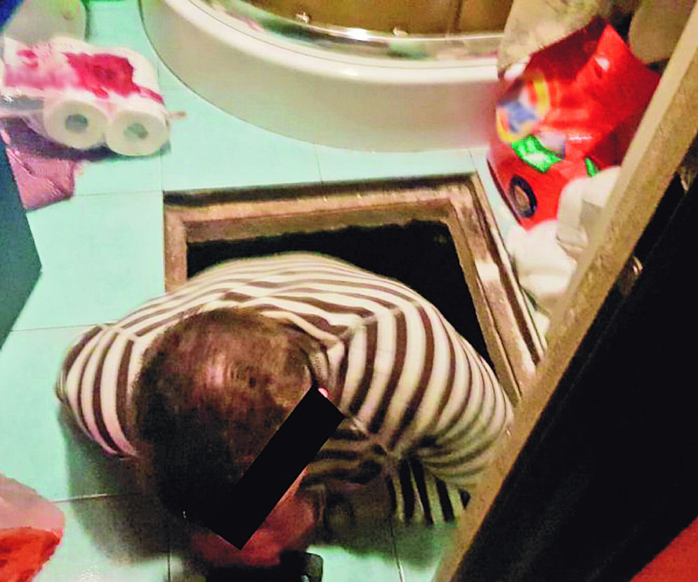 Przestępca ukrywał się pod podłogą