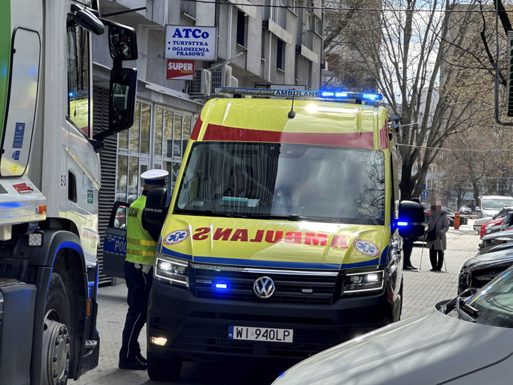 Tragedia na Woli. Śmieciarka przejechała staruszkę. Dramatyczne sceny