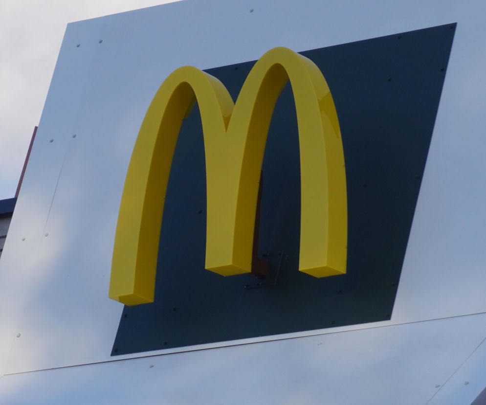 Żółte logo sieci McDonald's na elewacji nowego budynku. O budowie restauracji w Bolechowie dowiesz się z Eska Poznań.