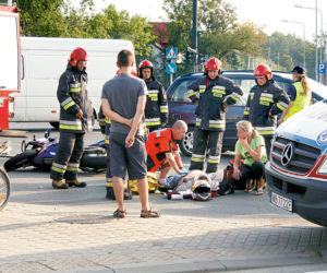 Motocykl wbił się w mercedesa