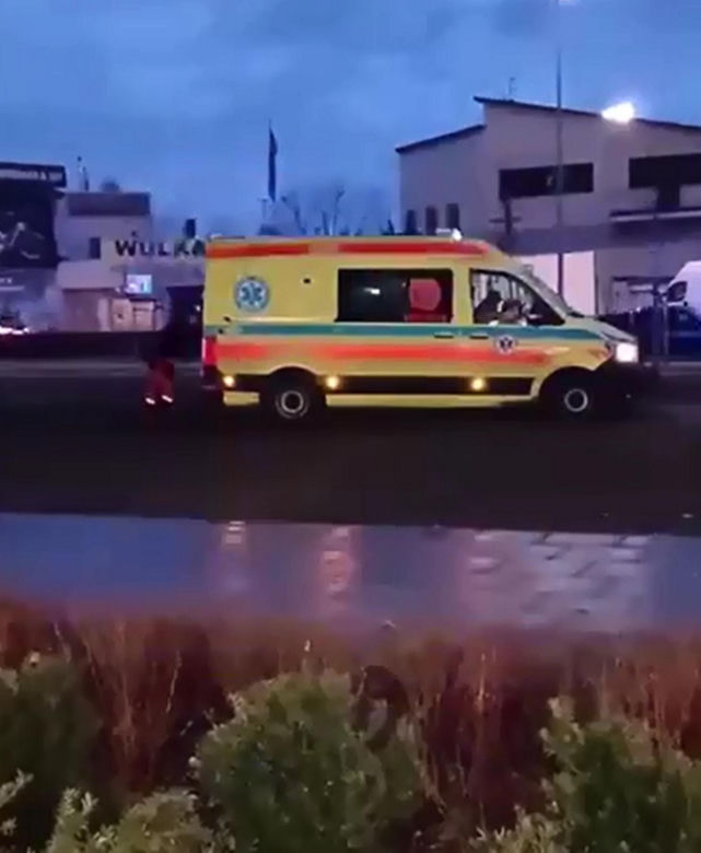Karetka zakopała się w grząskim trawniku bo na drodze pożarowej stoją słupki 