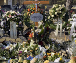 Rodzinna masakra w Kadłubie. Ojczym i prababcia 17-letniego mordercy spoczęli w osobnych grobach