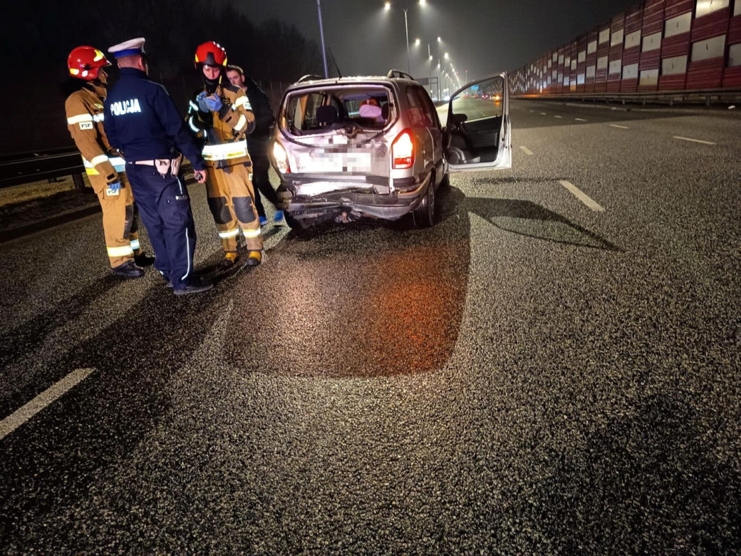 Wielka kraksa na Trasie Łazienkowskiej. Zgasł mu Opel, huknął w niego Renault