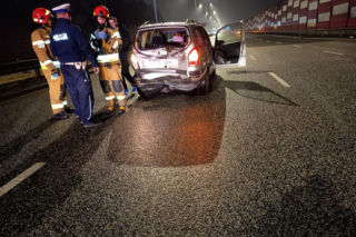 Wielka kraksa na Trasie Łazienkowskiej. Zgasł mu Opel, huknął w niego Renault