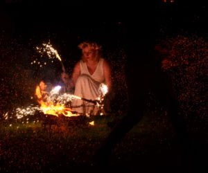 Pokaz fireshow w wykonaniu tancerzy i tancerek Teatru Ognia „Mantra” z Makowa Mazowieckiego