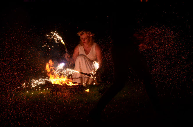 Pokaz fireshow w wykonaniu tancerzy i tancerek Teatru Ognia „Mantra” z Makowa Mazowieckiego