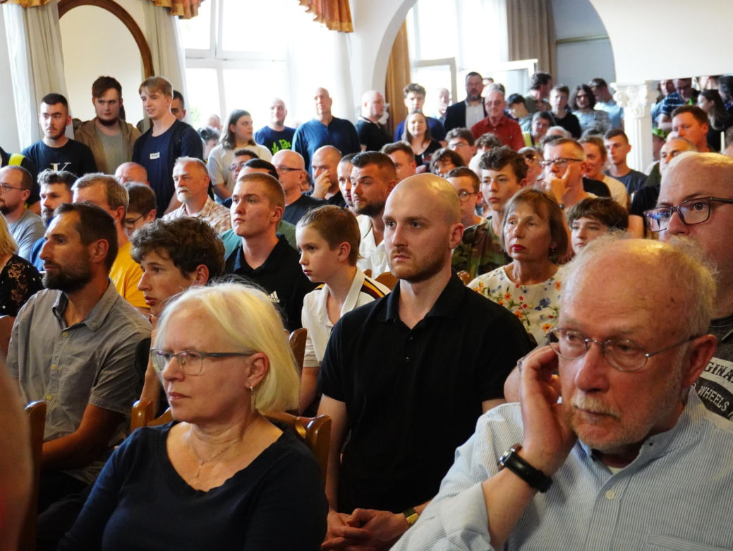 Tłumy na spotkaniu z Grzegorzem Braunem w Tarnowie. Mieszkańcy przynieśli gaśnice