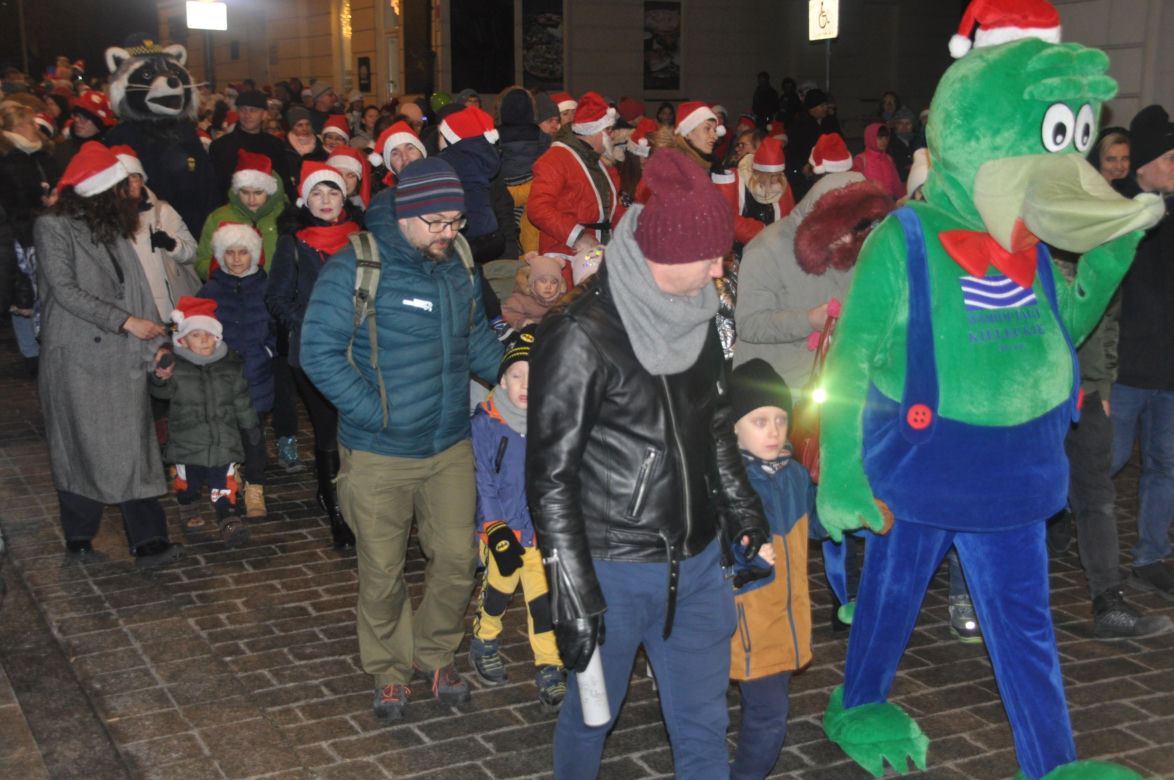 Orszak Świętego Mikołaja i choinka w Rynku w Kielcach