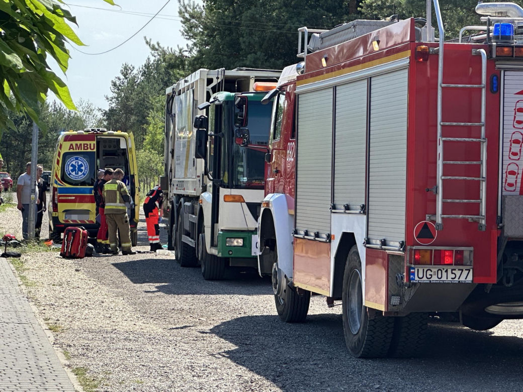 Mężczyzna wciągnięty przez śmieciarkę. Rannego przetransportowano do szpitala w Warszawie