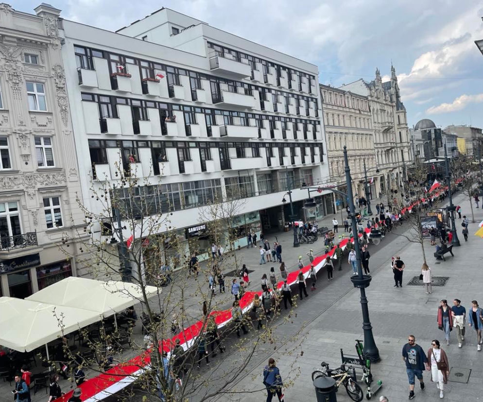 Ze 123 metrową flagą przeszli Piotrkowską do Manufaktury! [zdjęcia]