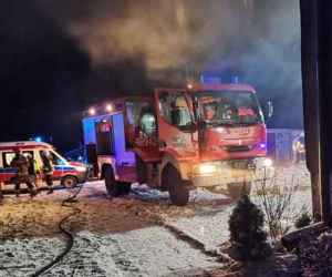 Tragiczny pożar w Krzysztoforowie. Nie żyje mężczyzna. 12. osób ewakuowano