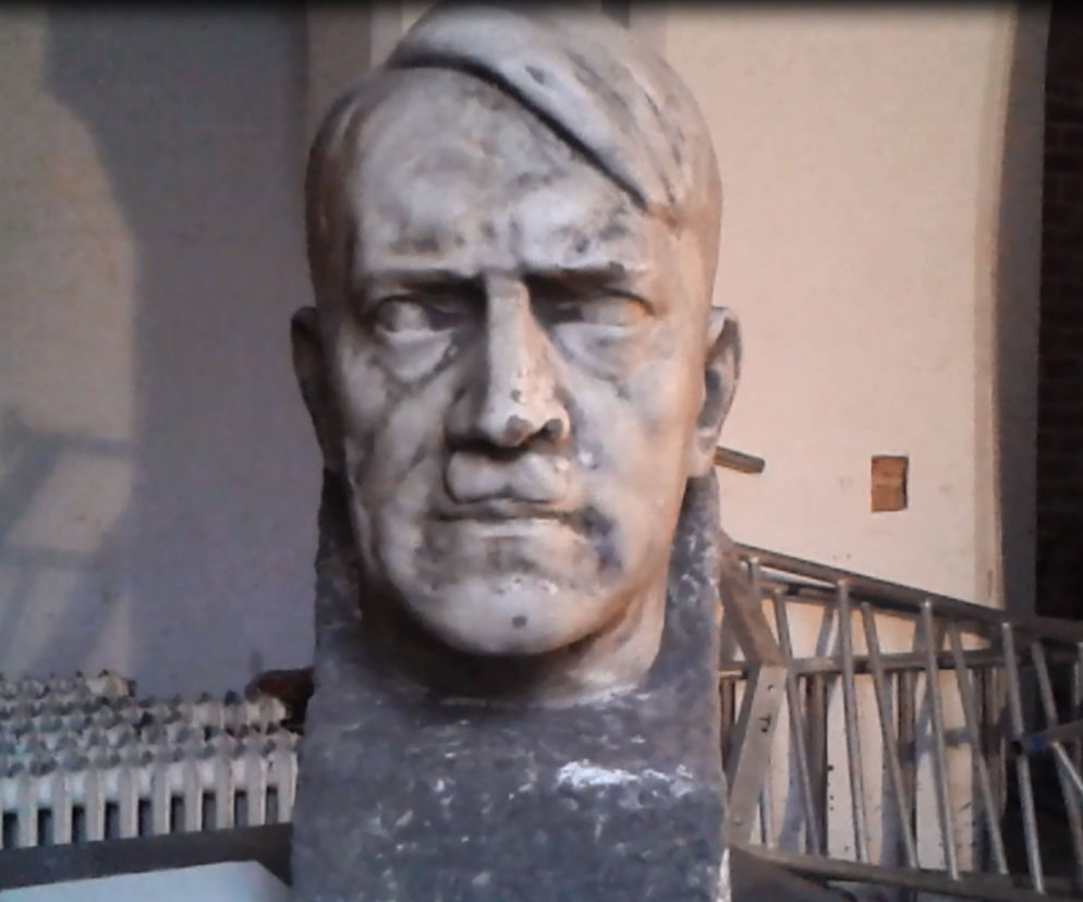 Odkopana rzeźba Hitlera.