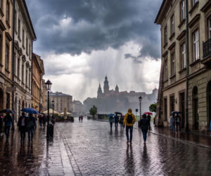 Chłodny front nad Polską. Przelotne opady i burze
