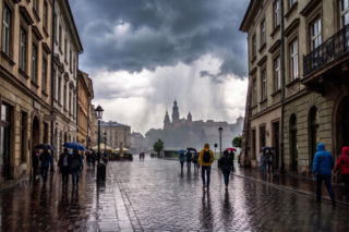 Chłodny front nad Polską. Przelotne opady i burze