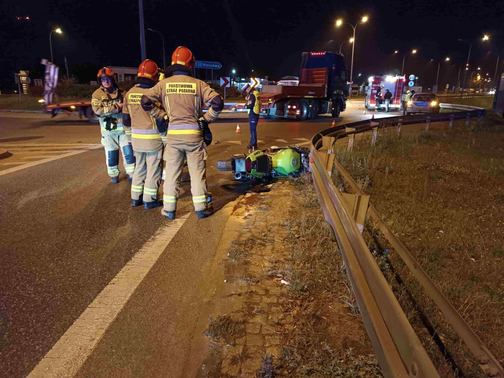 Pruł motorem uciekając przed policją. Roztrzaskał się o osobówkę