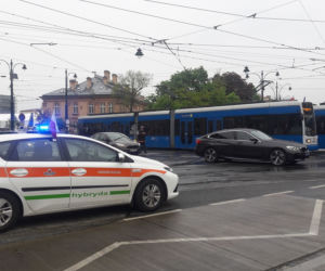 Wypadek w centrum Krakowa. Konsularne BMW potrąciło rowerzystę
