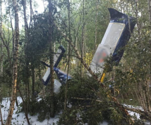 Wypadek awionetki pod Płońskiem! Maszyna runęła prosto na drzewa!