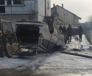 Skasowała auto, zadrapała się tylko w palec