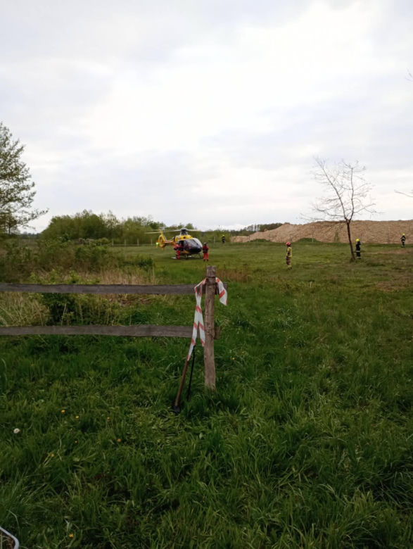 Wypadek w Miłostowie. Auto uderzyło w barierę i budynek