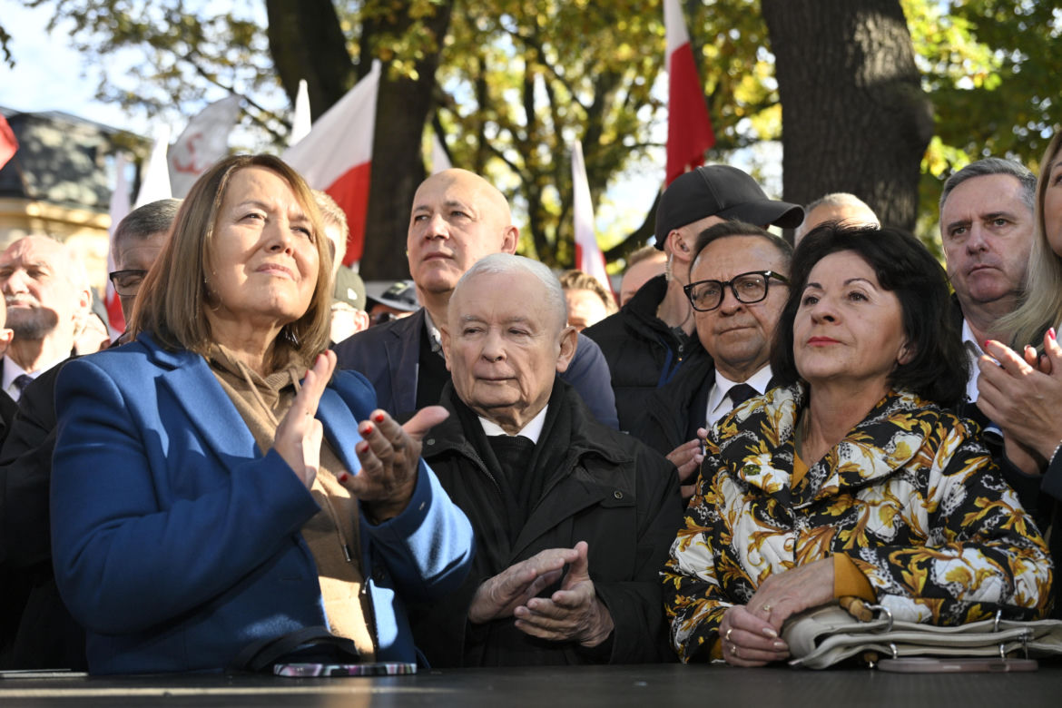 Jarosław Kaczyński w trakcie protestu przed Trybunałem Konstytucyjnym