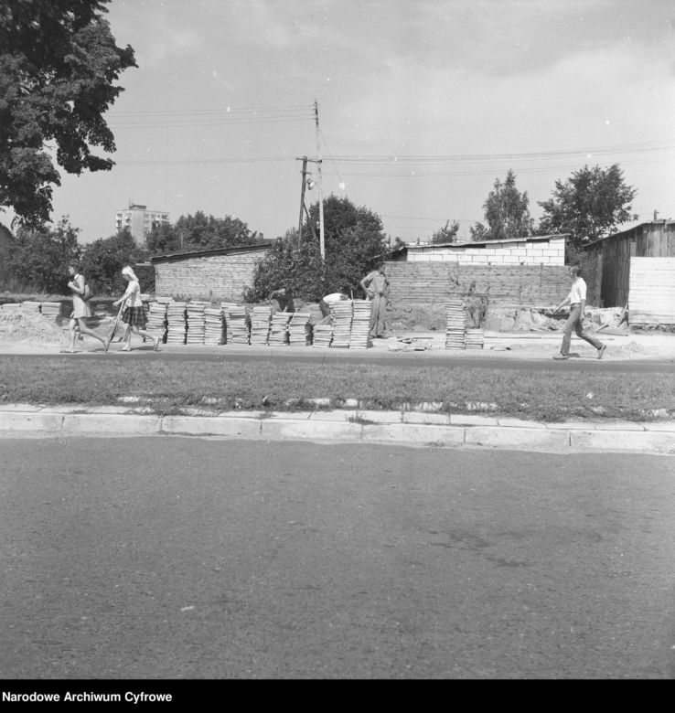 Układanie nowych chodników przy ul. Dzierżyńskiego. 1973 rok