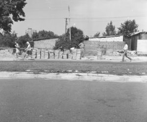 Układanie nowych chodników przy ul. Dzierżyńskiego. 1973 rok