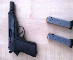 Narkotyki w samochodzie, pistolet w mieszkaniu. 