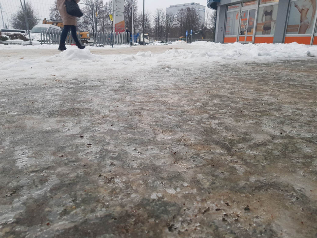 Warmińsko-mazurskie. Lodowisko na drogach, śliskie chodniki, wiele kolizji [ZDJĘCIA]