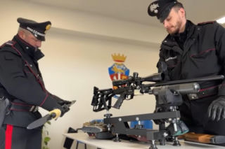 Polak terroryzował Włochów z okna swojego domu! W jego mieszkaniu znaleziono arsenał broni