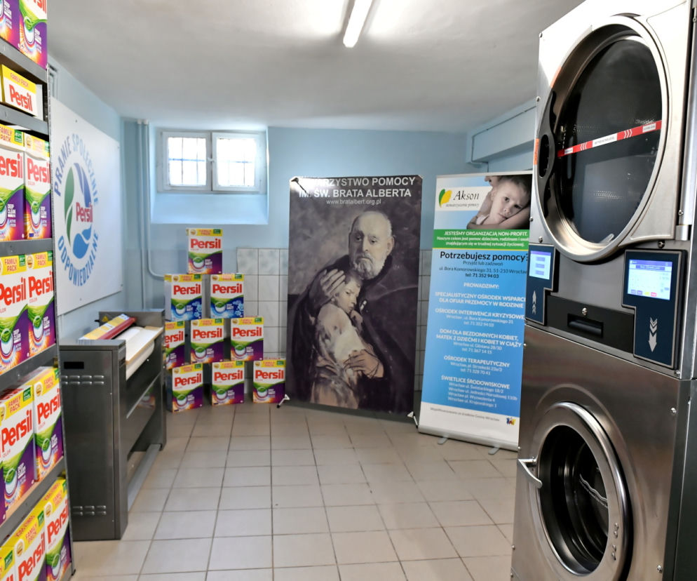 Ksiądz nie poświęcił pralni. Towarzystwo Brata Alberta odda pieniądze za pralki i proszek