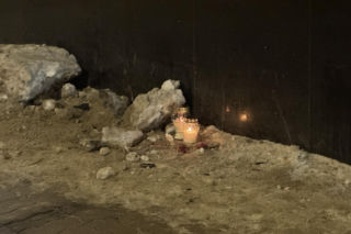 Zginął mały chłopiec. W miejscu tragedii zapłonęły znicze. Warszawa wstrząśnięta wypadkiem na Grochowskiej