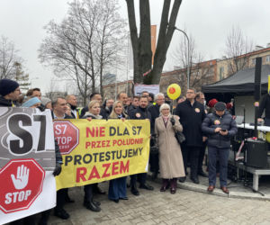 Protest ws. wariantów S7 przed siedzibą oddziału GDDKIA w Krakowie