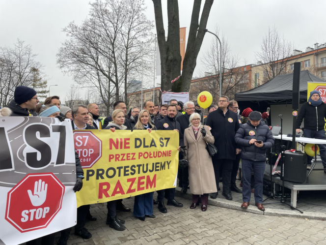 Protest ws. wariantów S7 przed siedzibą oddziału GDDKIA w Krakowie