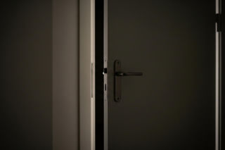 Usiłowanie zabójstwa w bloku. Co skłoniło 40-latka do tak desperackiego czynu?