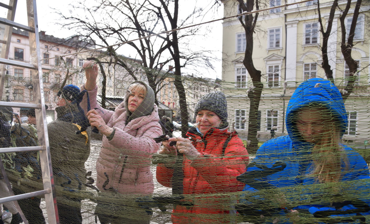 Ochotnicy wyplatają siatki maskujące w Domu Architekta w Baszcie Prochowej we Lwowie