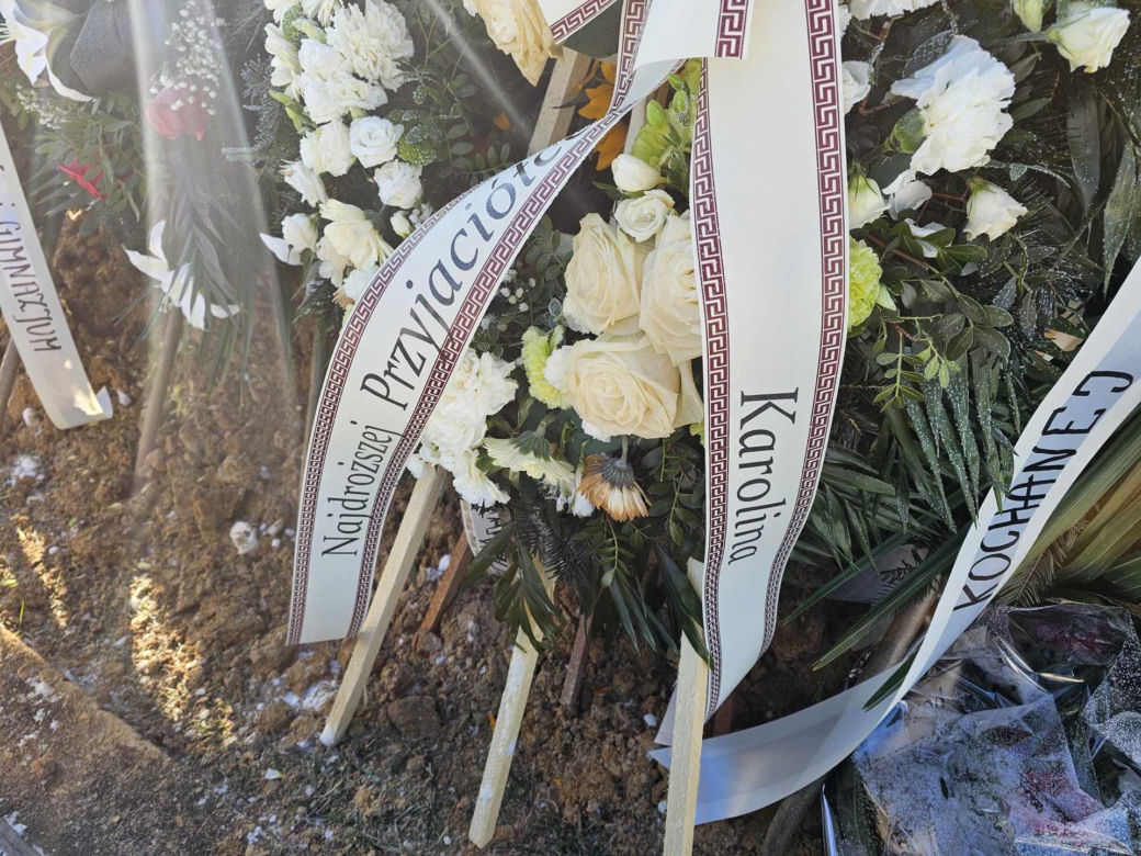 Grób młodziutkiej chórzystki Joli tonie w kwiatach