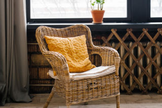 Kultowe meble i dodatki z lat 80. wracają do łask. Czego szukać na targach staroci? Kiedyś lądowały na śmietnikach, dzisiaj to perełki!