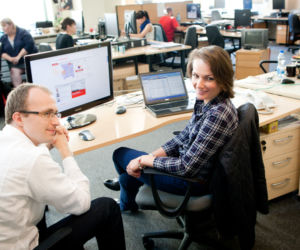 Jagna Marczułajtis ogląda w redakcji Super Expressu portal Kalkulatorpolityczny.pl