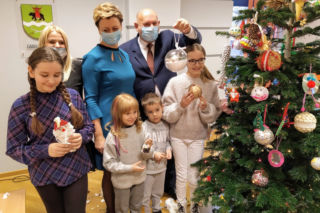 Choinki w Urzędzie Gminy Siedlce ozdobiły prace z konkursu rękodzieła [WIDEO]