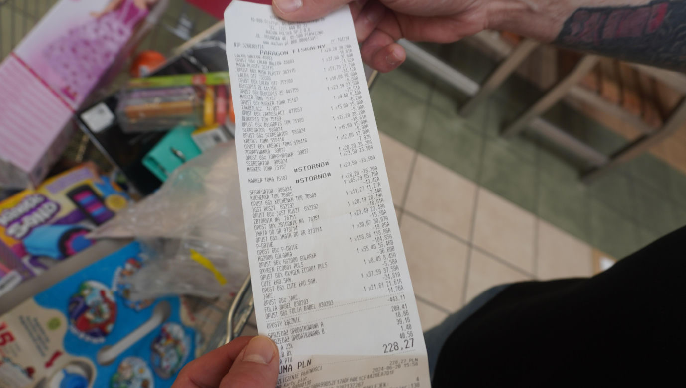 Tajemnicze wózki w Auchan w Olsztynie. Sprawdziliśmy, co było w środku. Zobacz zdjęcia!