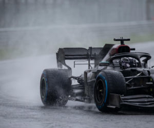 Max Verstappen triumfuje w Grand Prix Bahrajnu. Zaskakujący przebieg wyścigu po długiej ulewie