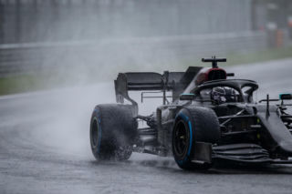Max Verstappen triumfuje w Grand Prix Bahrajnu. Zaskakujący przebieg wyścigu po długiej ulewie