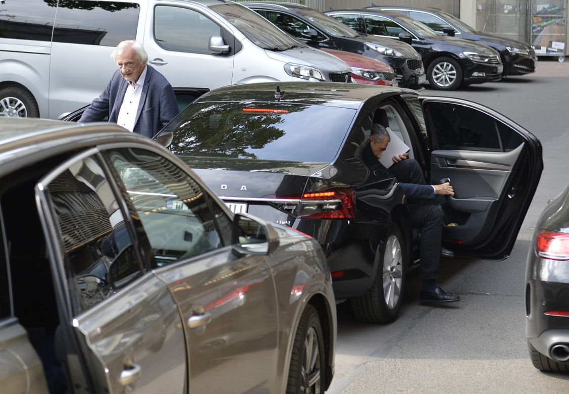 Politycy PiS pilnie wezwani na Nowogrodzką. Co się dzieje?!
