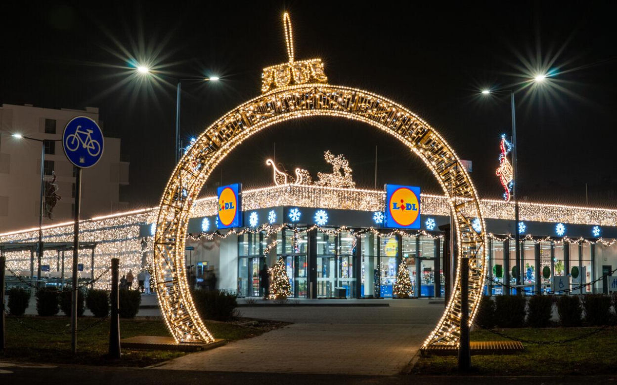 Świąteczny Lidl przy ul. Kasprowicza w Warszawie