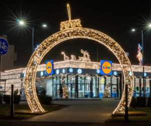 Świąteczny Lidl przy ul. Kasprowicza w Warszawie