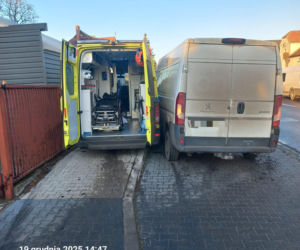 Zderzenie karetki z busem w Krzywiniu. Karetka jechała na sygnale