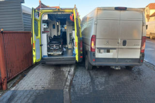 Zderzenie karetki z busem w Krzywiniu. Karetka jechała na sygnale