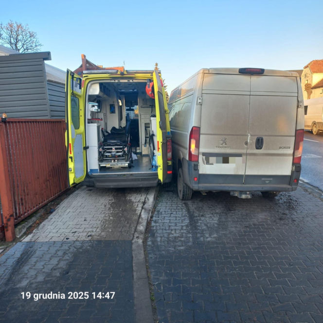 Zderzenie karetki z busem w Krzywiniu. Karetka jechała na sygnale