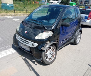 15-latka smartem ruszyła w miasto. Uderzyła w nissana na Białołęce